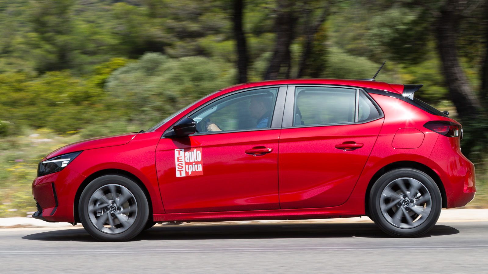 Σε Corsa και 208 το μοτέρ είναι αρκετά ελαστικό και συνεργάζεται σωστά με το 6άρι χειροκίνητο κιβώτιο, με αποτέλεσμα οι επιδόσεις να είναι από τις καλ