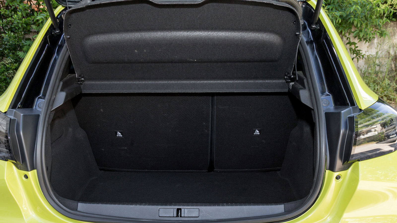 Αρκετά καλός για την κλάση είναι ο «αέρας» στα πόδια των πίσω επιβατών (13 εκ.) στο μικρό της Toyota.