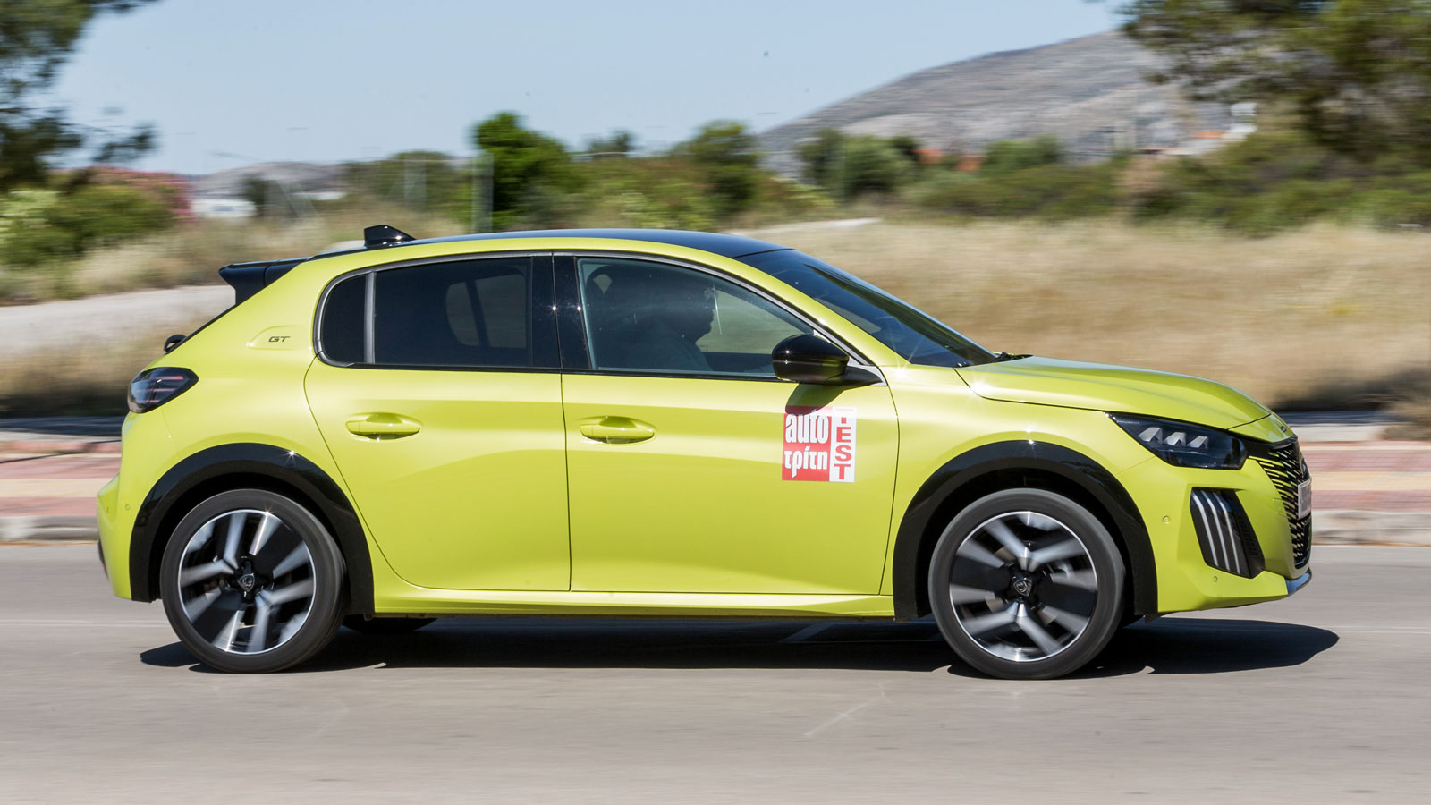 Η πολιτισμένη λειτουργία του κινητήρα σε συνδυασμό με τη καλή ηχομόνωση εξασφαλίζει χαμηλό παραγόμενο θόρυβο σε Corsa και 208, ακόμη και στις πιο υψηλ