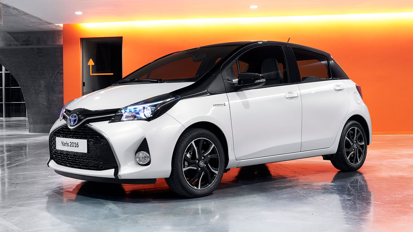 Κάθε γενιά του Yaris έφερνε και κάτι νέο και καινοτόμο στην κατηγορία του. Σημαντικότερη «στιγμή» του όμως είναι σίγουρα η πρώτη του υβριδική έκδοση π