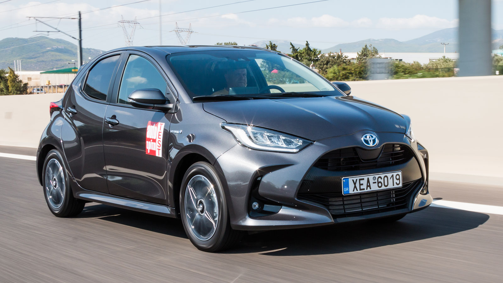 Οι λεπτομέρειες δίνουν ξεχωριστό τόνο στο 208. Οι 3 κάθετες «νυχιές» στις άκρες του προφυλακτήρα και η ιδιαίτερη γρίλια δίνουν ένα εκλεπτυσμένο και δυ