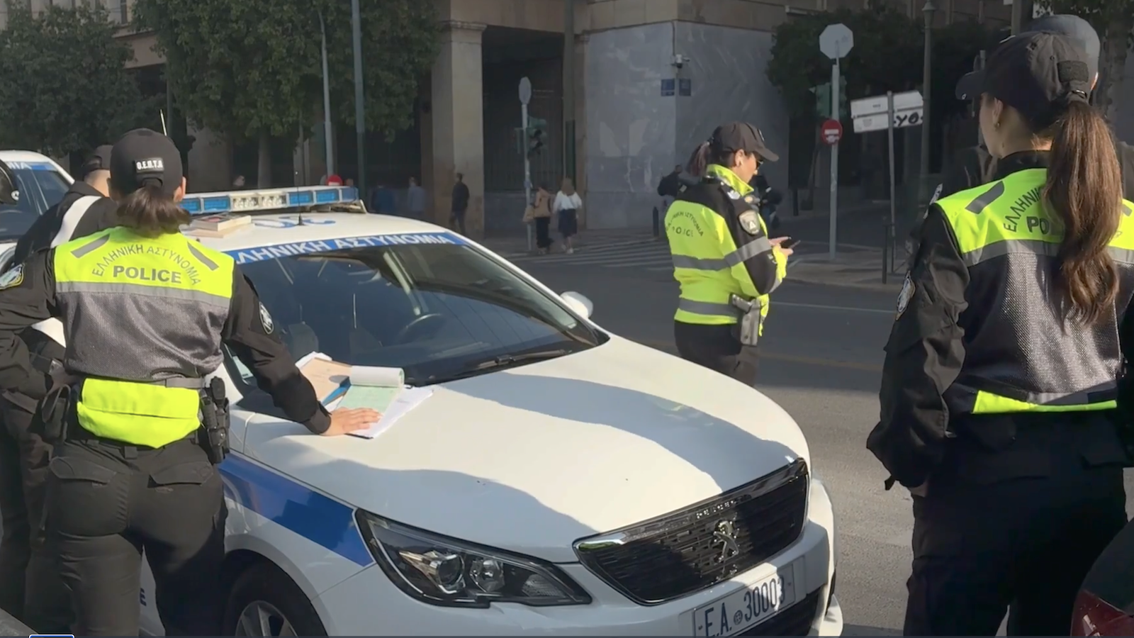 Η Τροχαία μοίρασε στο κέντρο της Αθήνας κλήσεις με κράνος -δώρο στους παραβάτες 