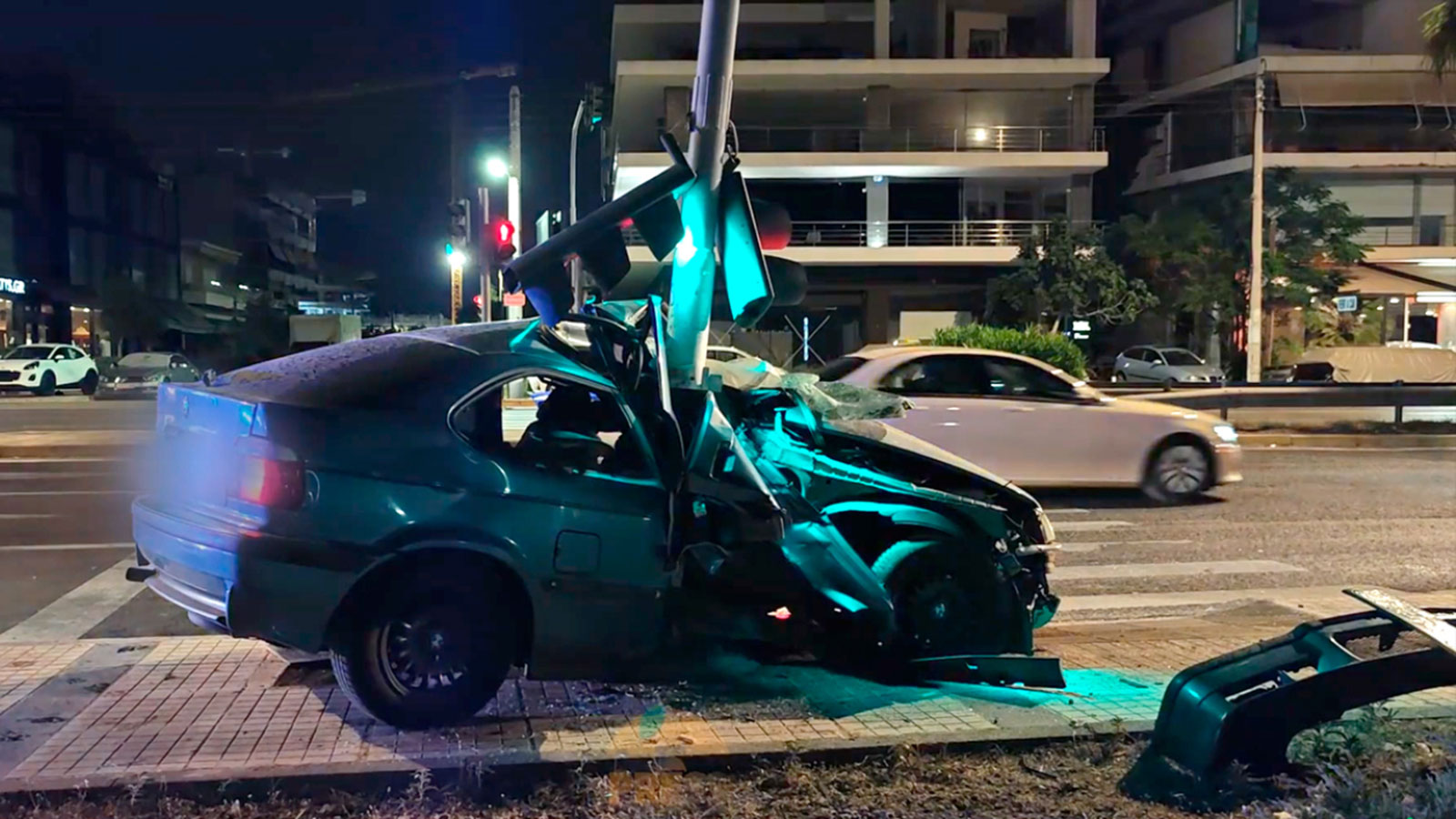 Τροχαίο στην Παραλιακή -Αυτοκίνητο «καρφώθηκε» σε φανάρι