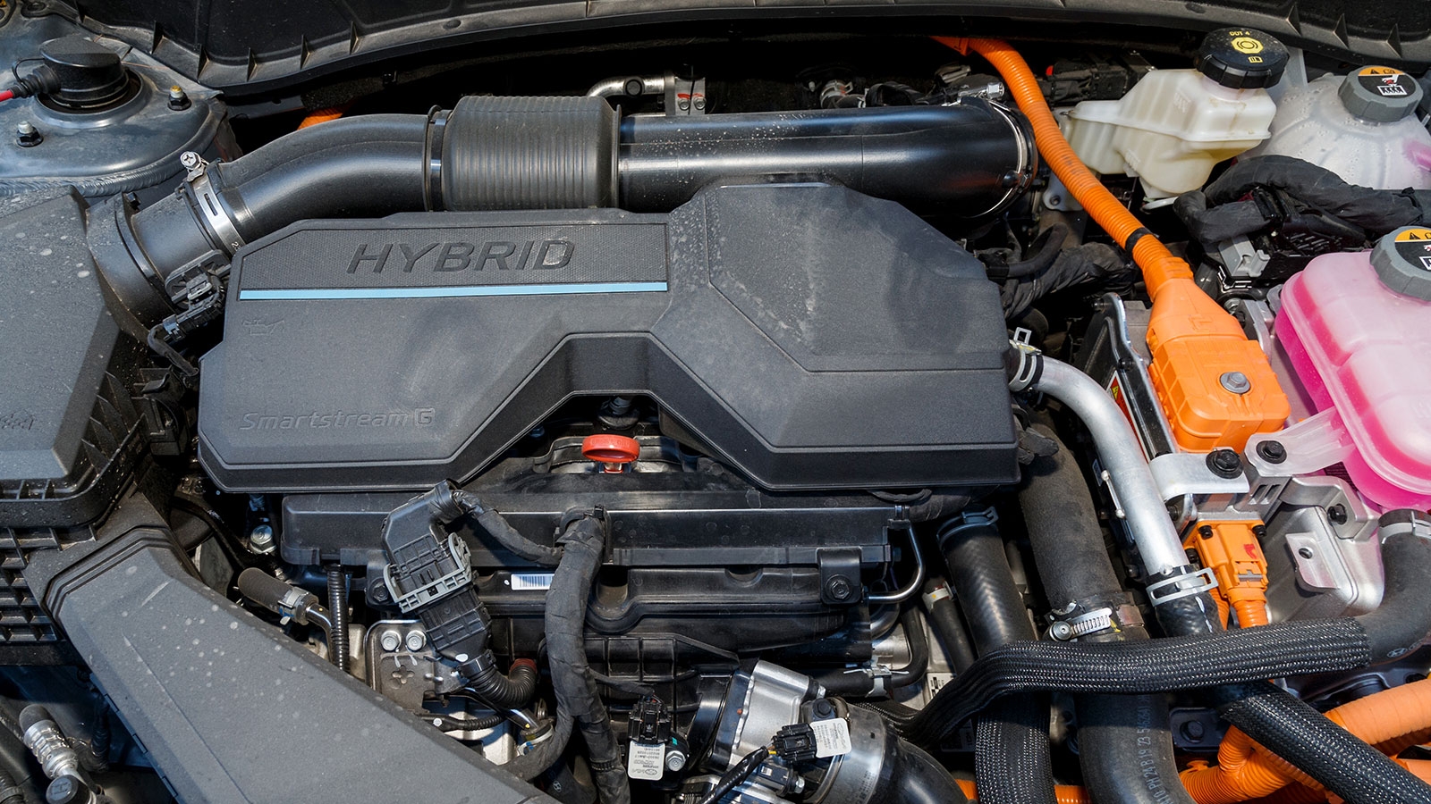 To Hyundai Tucson στην υβριδική του έκδοση με απόδοση 215 ίππους, συνδυάζει τις δυναμικές επιδόσεις με τις χαμηλές τιμές κατανάλωσης. 