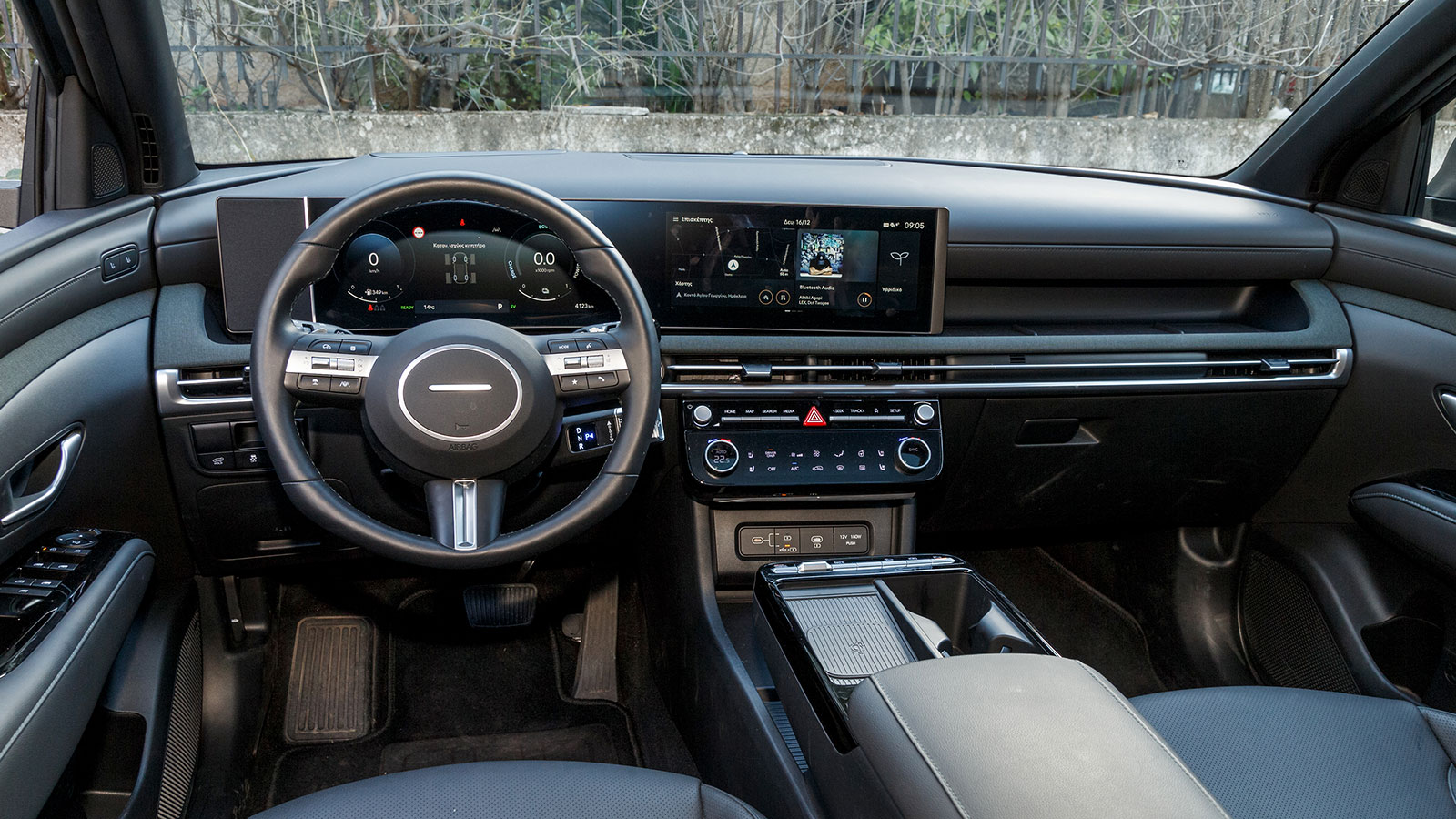 Το όμορφο και ποιοτικό εσωτερικό του Hyundai Tucson προσφέρει πολύ καλούς χώρους για τους επιβάτες του, ενώ οι υβριδικές του εκδόσεις είναι αυτές που 