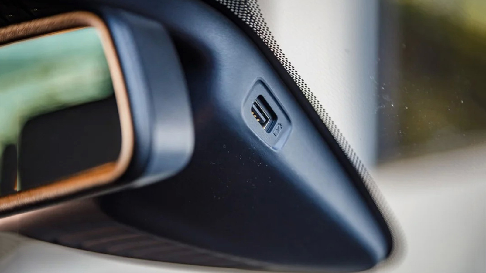 Γιατί κάποια αυτοκίνητα έχουν θύρα USB στον κεντρικό καθρέπτη;