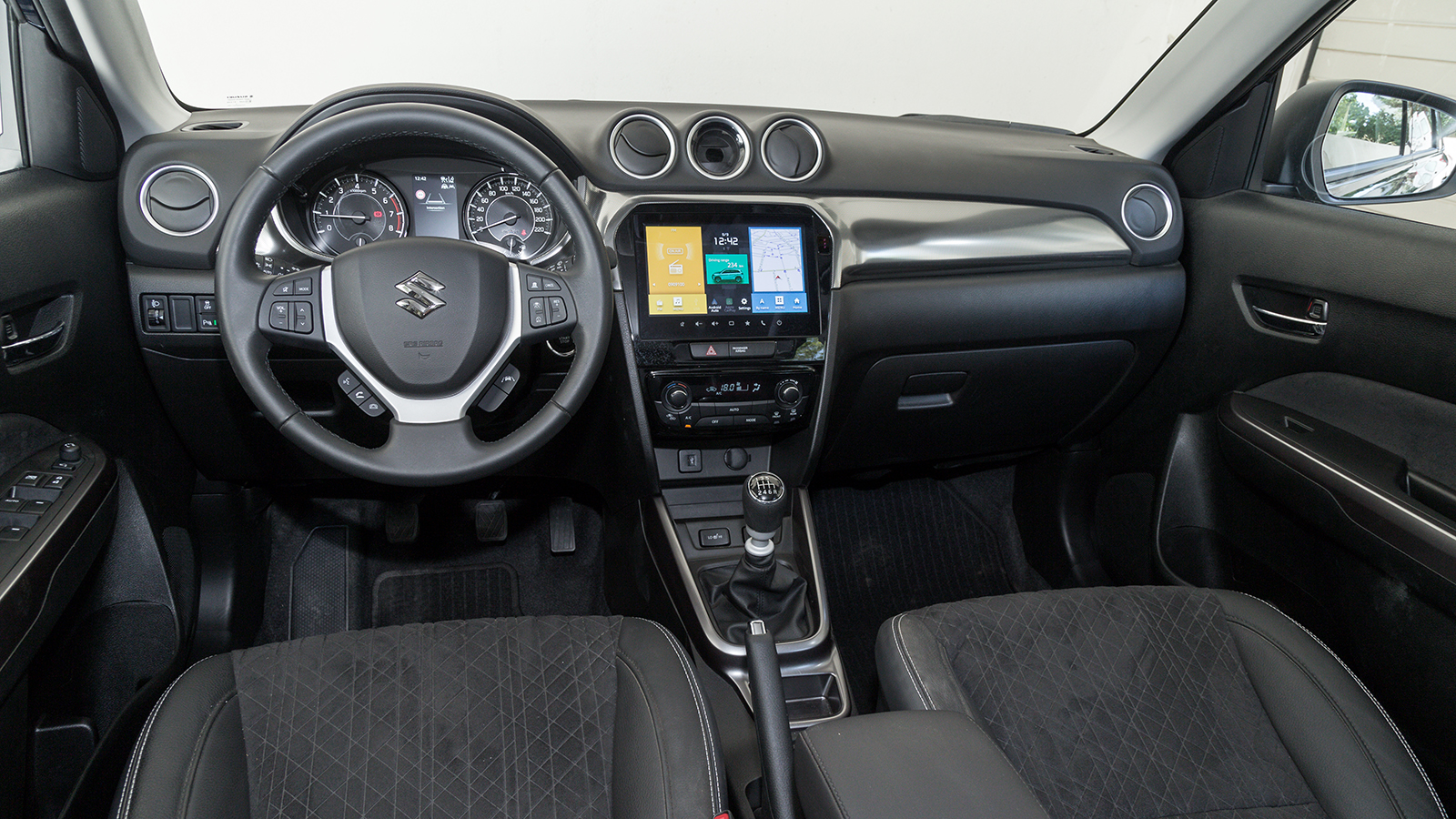 Tα χρονάκια δεν κρύβονται στο εσωτερικό του Suzuki Vitara.