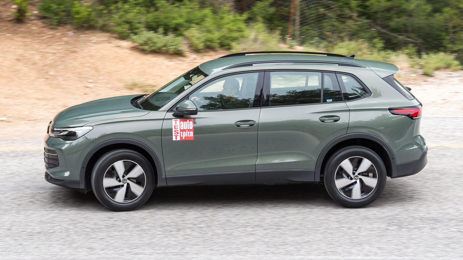 Χάρη στην προσθήκη ήπια υβριδικής τεχνολογίας το μοτέρ του Tiguan είναι πιο πολιτισμένο με λιγότερο «γρέζι» ψηλά -έκανε δουλειά η ειδική αντιτριβική ε