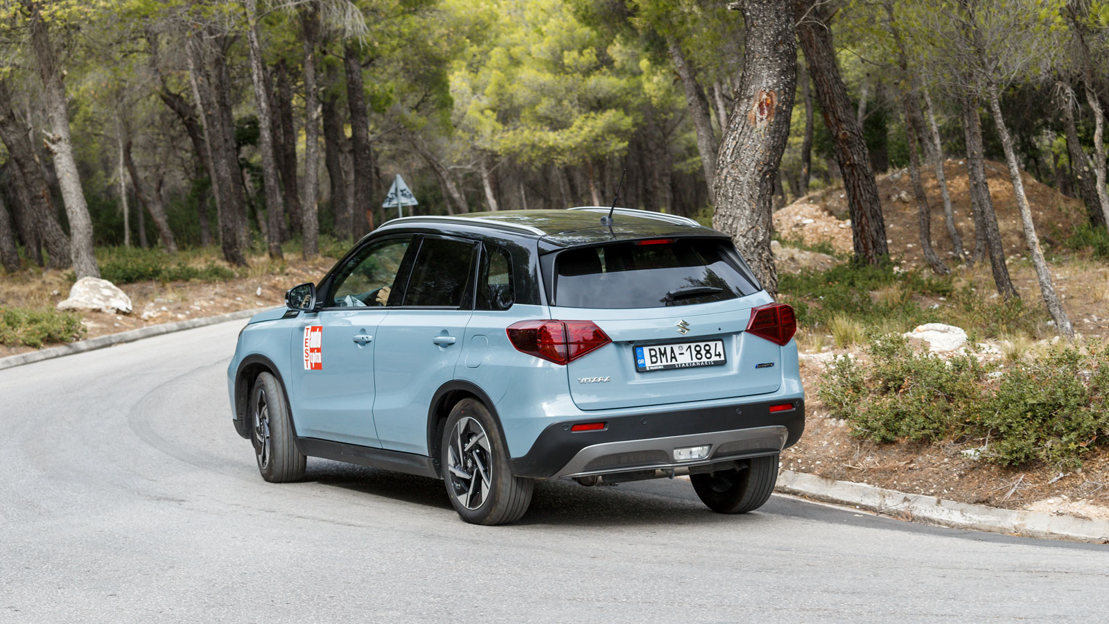 Σύμφωνα με τη Suzuki το σύστημα αυτόματου φρεναρίσματος σε έκτακτη ανάγκη, «διαβάζει» μεγαλύτερη περιοχή μπροστά και πλάι από το αυτοκίνητο κατά την κ