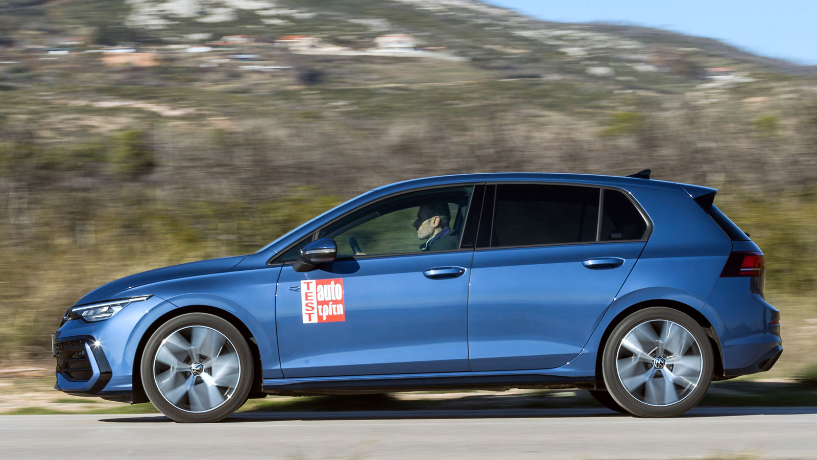 Πίσω από το τιμόνι του VW Golf υπάρχουν μικροί μοχλοδιακόπτες μέσω των οποίων ο οδηγός έχει τη δυνατότητα να αλλάζει ο ίδιος τις σχέσεις.