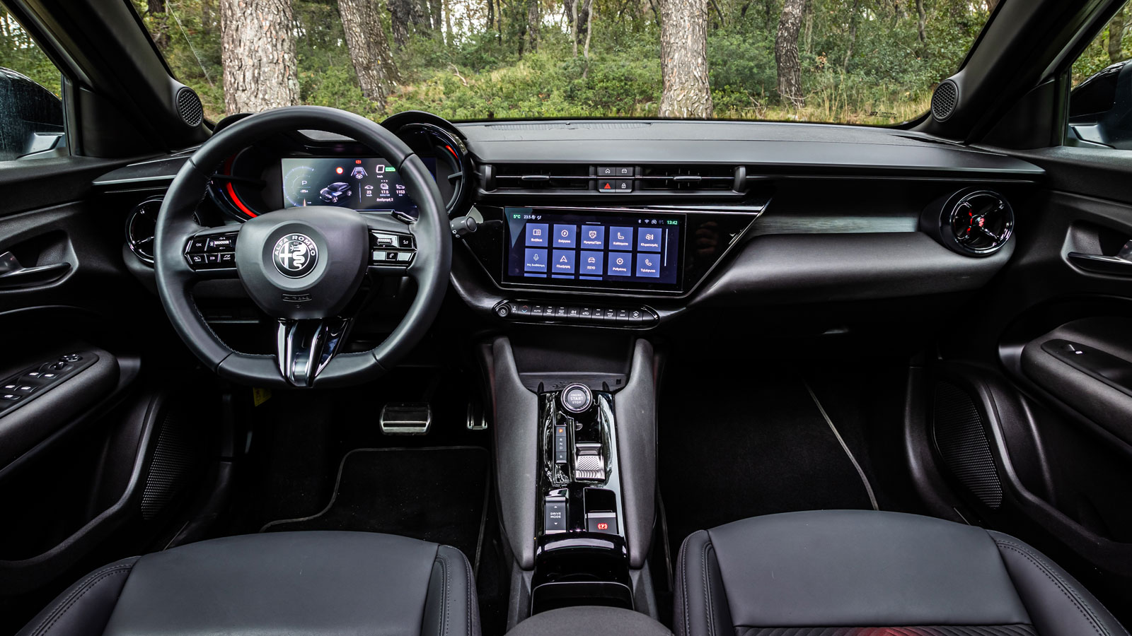 Στην οδηγοκεντρική καμπίνα της Alfa Romeo Junior Elettrica η στάνταρ οθόνη των 10,1 ιντσών είναι στραμμένη προς τον οδηγό, με μόνη ένσταση την όχι και