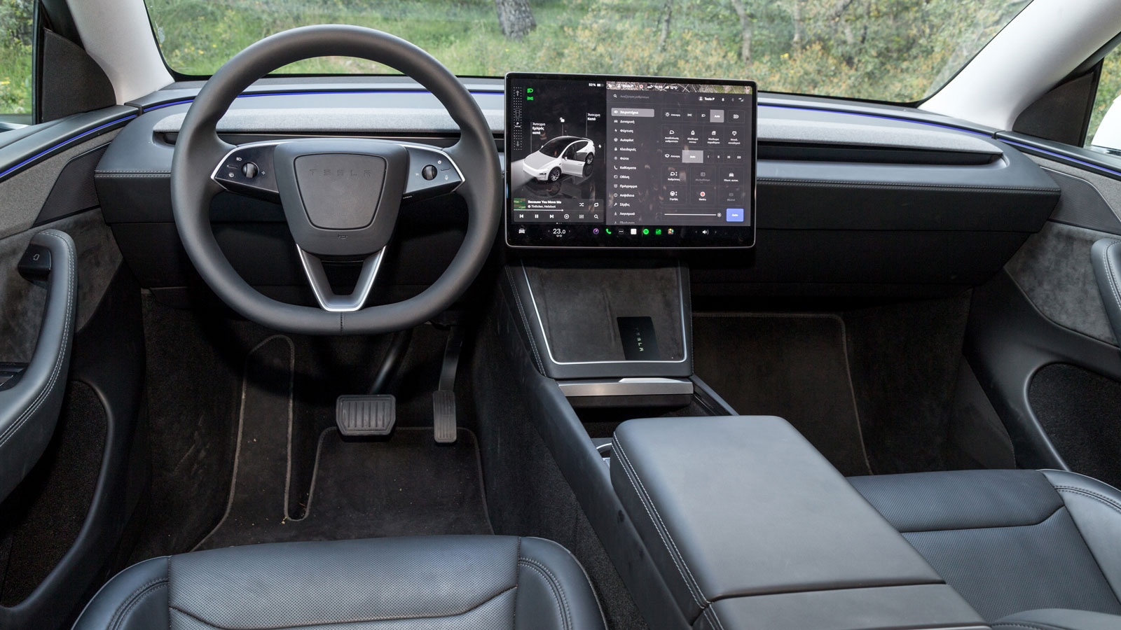 Στο εσωτερικό του Tesla Model Y Juniper προστέθηκε κλασικός μοχλοδιακόπτης για την ενεργοποίηση των φλας, με την ρύθμιση για τα φώτα ή τους υαλοκαθαρι
