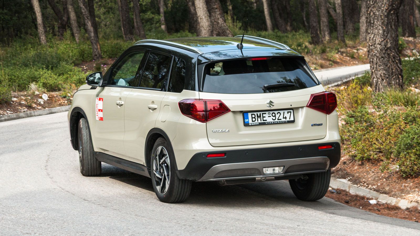 Το ελαφρύ τιμόνι του Vitara ενδεχομένως να μην ικανοποιεί με την πληροφόρησή του, όμως συμβάλλει στην άνεση και την off-road ευκολία, σε συνδυασμό και