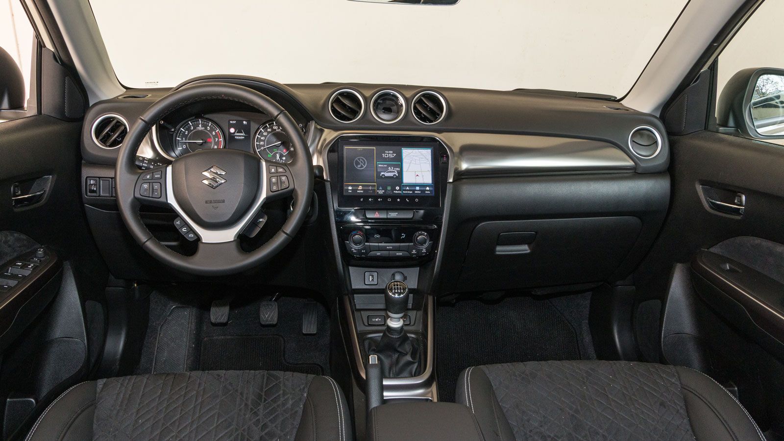 Το εσωτερικό του Suzuki Vitara είναι γεροδεμένο και καλά εξοπλισμένο, αν και η όλη του σχεδίαση δείχνει να έχει μείνει πιο πίσω σε σχέση με άλλα μοντέ