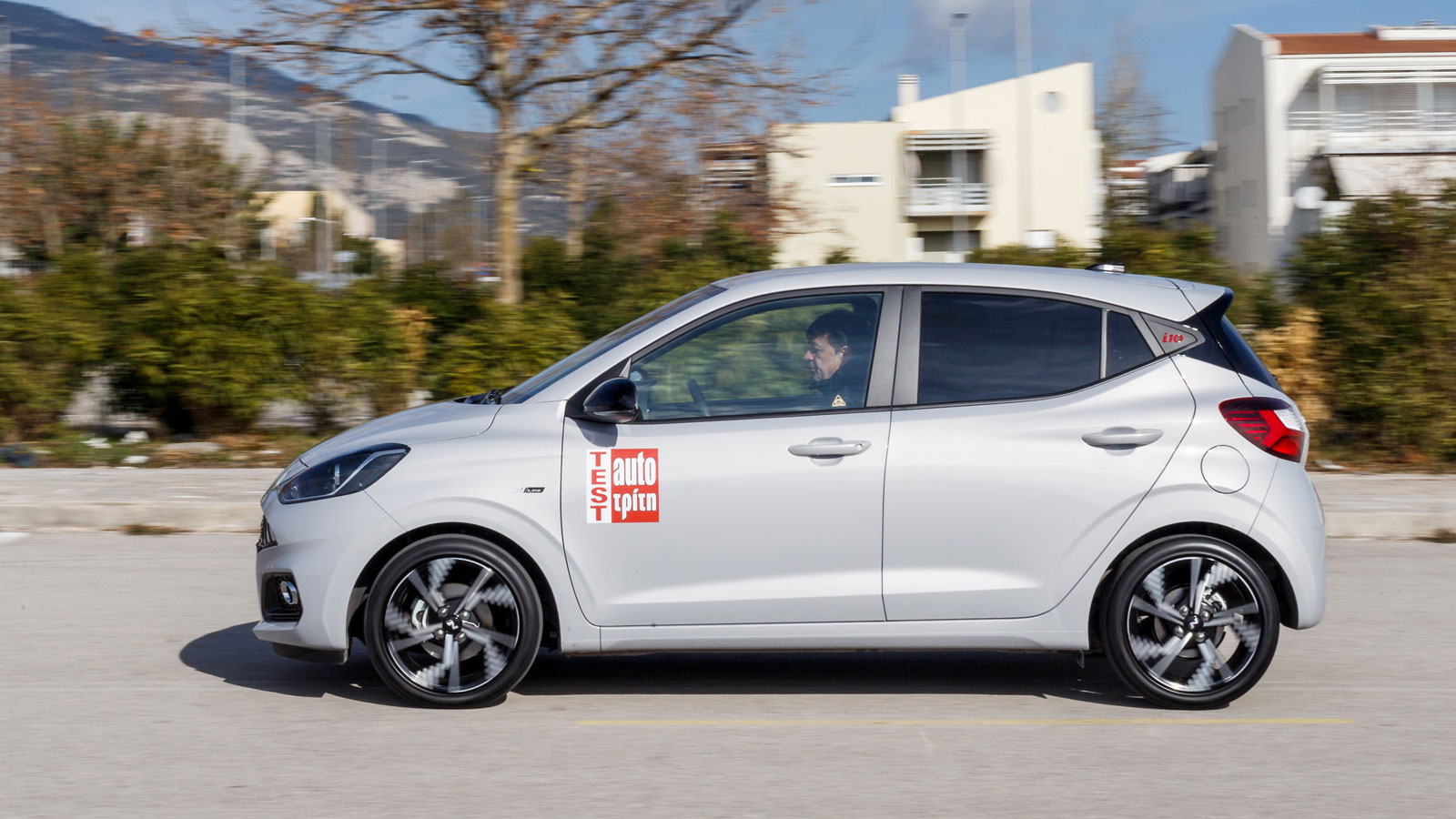 Κάτω από το καπό της κορυφαίας έκδοσης του Hyundai i10 N Line βρίσκεται ο 3κύλινδρος 1.000άρης turbo βενζινοκινητήρας άμεσου ψεκασμού διατηρεί την ιδι