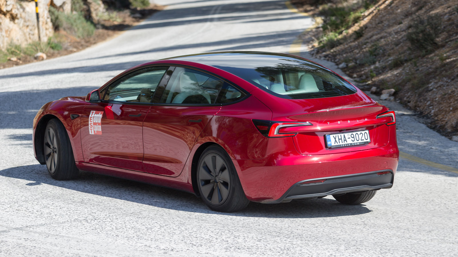 Η σιλουέτα παραμένει πανομοιότυπη με το προ ανανέωσης μοντέλο, ενώ το πίσω άκρο διαθέτει ευδιάκριτα φώτα σχήματος C, με το Tesla να είναι πλέον γραμμέ
