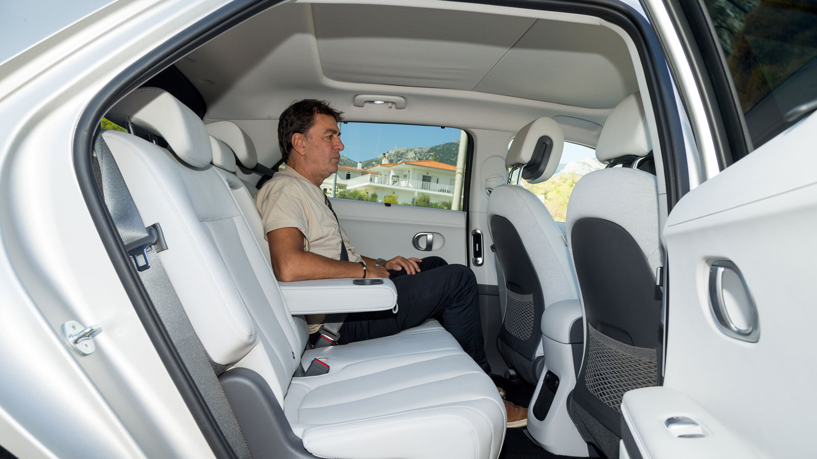 Αυτοκρατορικοί οι χώροι του Ioniq για τους επιβάτες. 20 εκ. αέρα για τους πίσω και υποπόδιο για τους μπροστά.