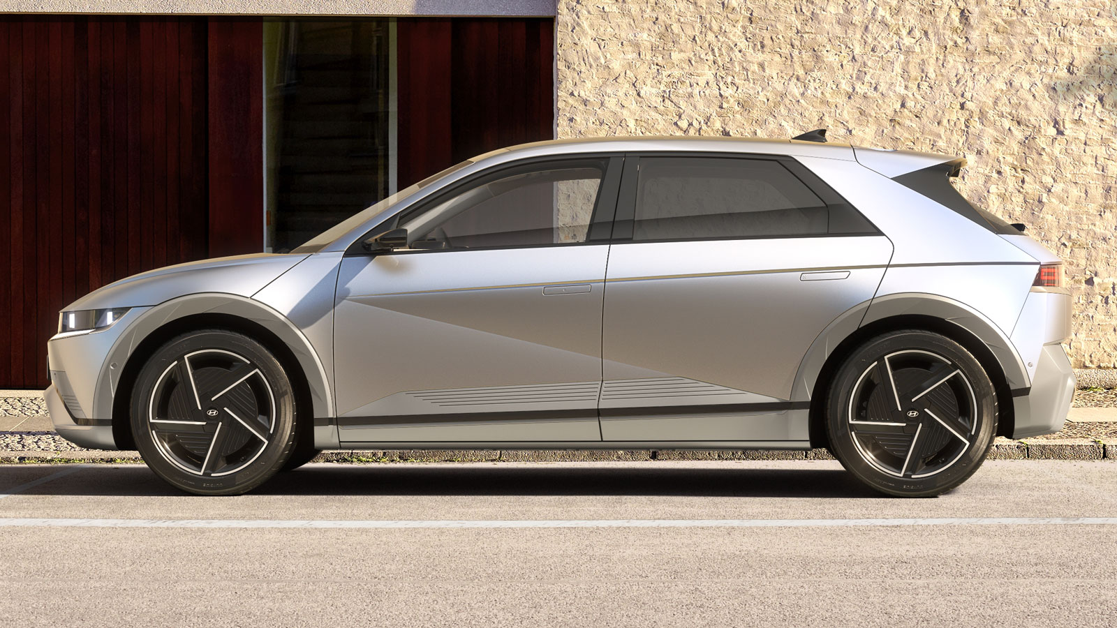 Στις χαμηλές ταχύτητες πόλης, η εργοστασιακή αυτονομία του Hyundai Ioniq 5 ξεπερνά τα 700 χιλιόμετρα.