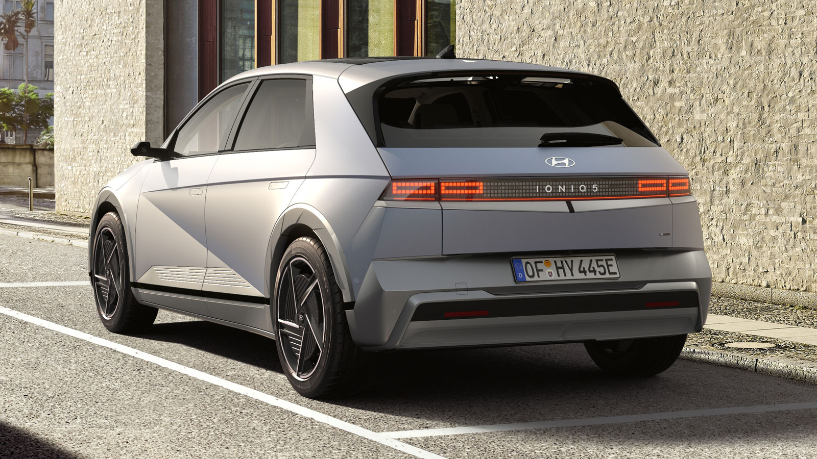 Το επιβλητικό σχήμα του πίσω προφυλακτήρα και της πόρτας του χώρου αποσκευών εναρμονίζεται δυναμικά με τα ορθογώνια Parametric Pixels που συνθέτουν μί