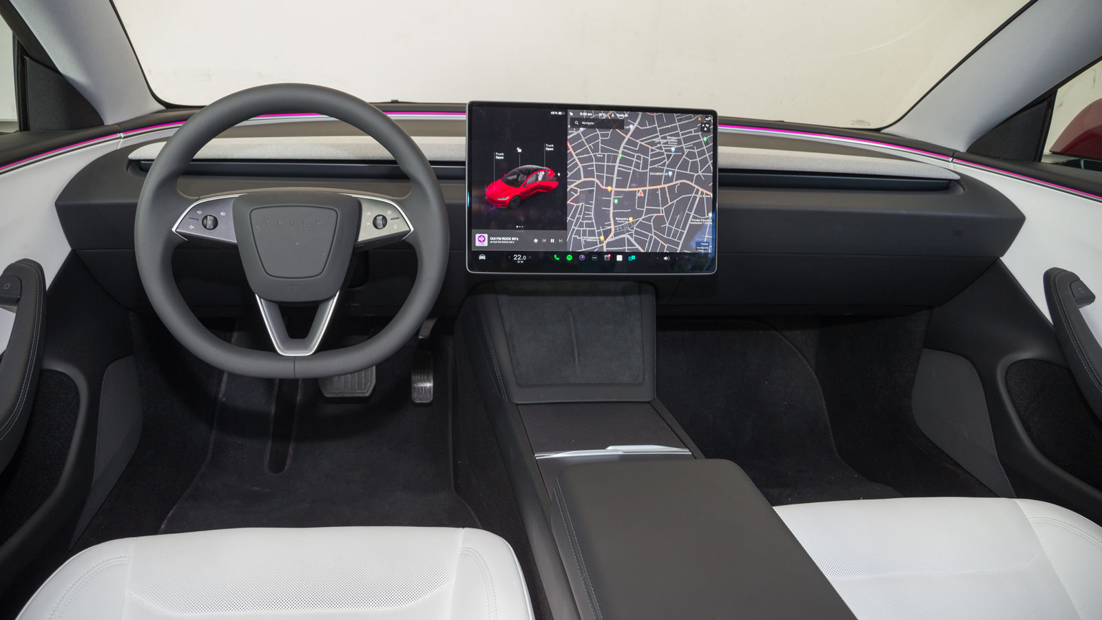Η κεντρική οθόνη 15,4 ιντσών έχει το ίδιο μέγεθος, αλλά διαθέτει πιο λεπτά πλαίσια που αυξάνουν την ευκολία χρήσης, σύμφωνα με την Tesla.