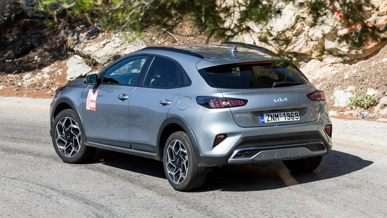 Το Kia XCeed έχει τον τρόπο να σε κερδίζει χάρη στο σωστό του «στήσιμο», το εξαιρετικό πλαίσιο και το πλεονέκτημα της πίσω ανάρτησης πολλαπλών συνδέσμ