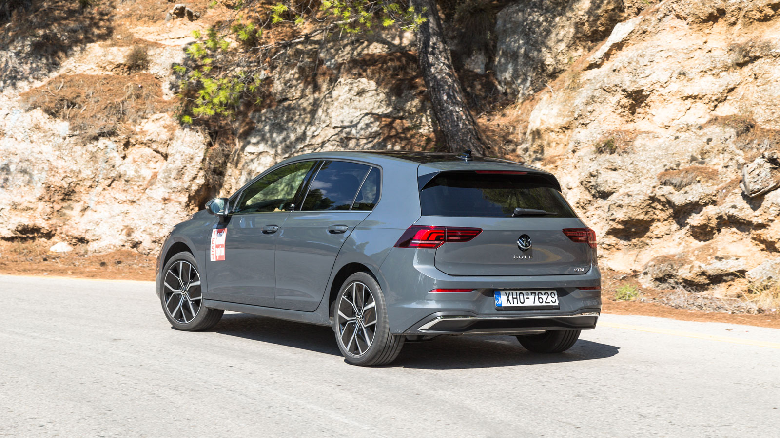 Οδηγώντας το VW Golf, απολαμβάνεις το κοφτερό και επικοινωνιακό τιμόνι του, την ώρα που η ανάρτηση εμφανίζεται κάτι παραπάνω από δεκτική στις όποιες κ