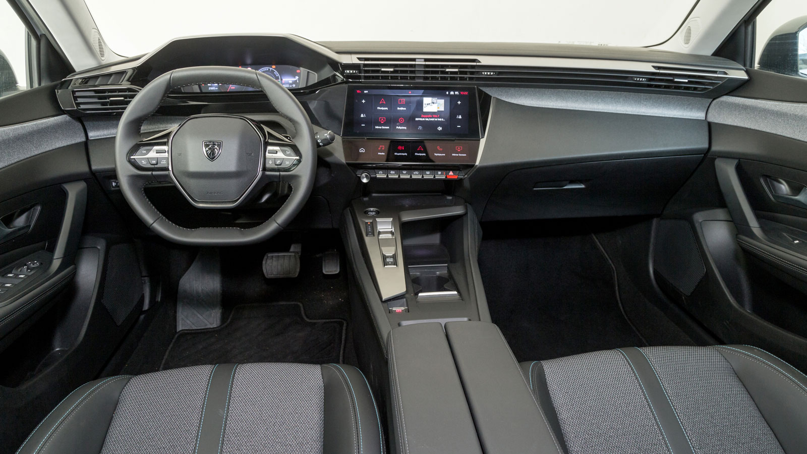 Μισό κλικ καλύτερη είναι η αίσθηση πολυτέλειας του Peugeot 308, που μαζί τον Γερμανό αντίπαλό του έχει όλα τα φόντα να ανταγωνιστή premium μοντέλα της