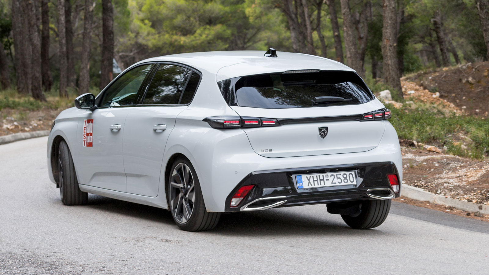 Τα επίπεδα πρόσφυσης σε γρήγορους ρυθμούς οδήγησης είναι εντυπωσιακά και σε συνδυασμό με το κοφτερό και πλούσιο σε πληροφόρηση τιμόνι, σε προκαλεί να 