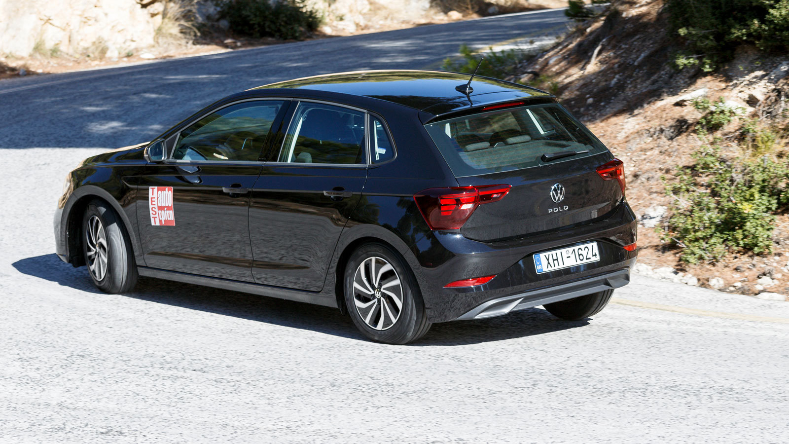 Σε πιο γρήγορους ρυθμούς, το τιμόνι παρέχει σωστή πληροφόρηση και το Polo καθίσταται ικανοποιητικά αποτελεσματικό, με την άνεση και την ποιότητα κύλισ