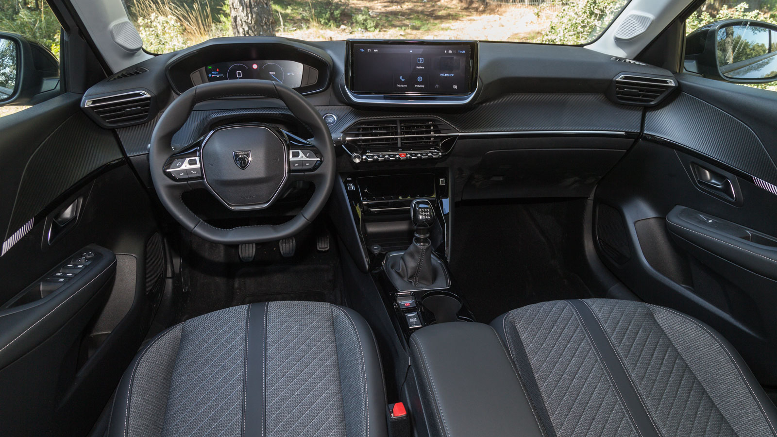 Σαφείς premium διαθέσεις έχει το εσωτερικό του Peugeot 208, ειδικά στην έκδοση GT που έχει... πλήρη σύνθεση i-Cockpit (ο πίνακας οργάνων είναι 3D).