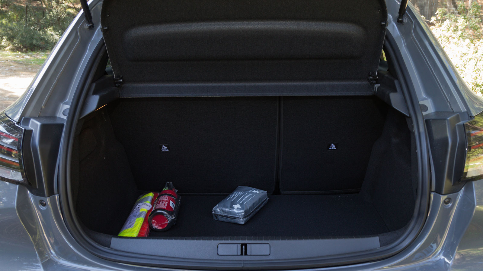 Ικανοποιητικός για τα δεδομένα της κλάσης είναι ο χώρος αποσκευών και των δύο μοντέλων (350 λτ.).