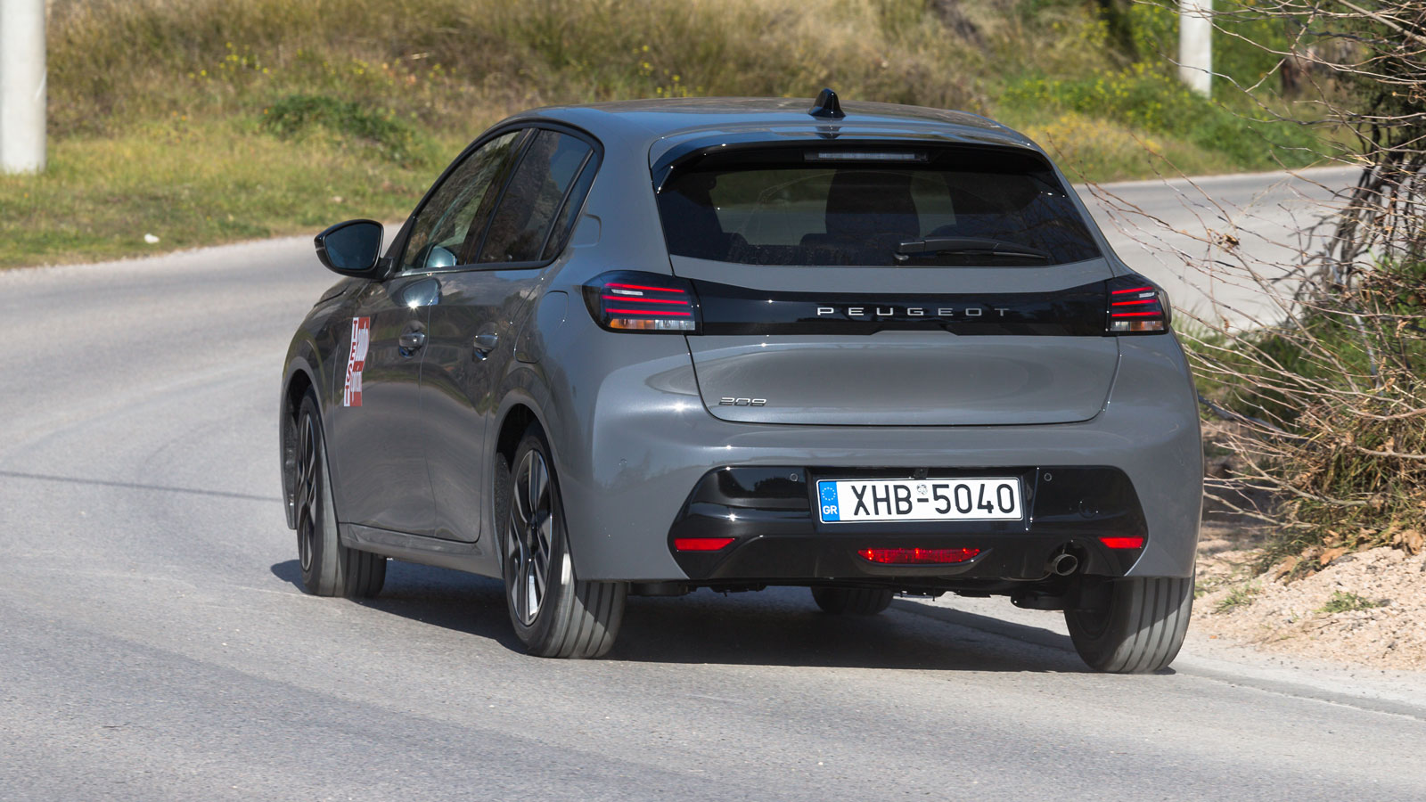 Ως γνήσιο τέκνο της γαλλικής σχολής και το νέο Peugeot 208 αποδεικνύεται ιδιαίτερα ευχάριστο σε σβέλτους ρυθμούς, είναι όμως πολύ πιο σταθερό και μετα