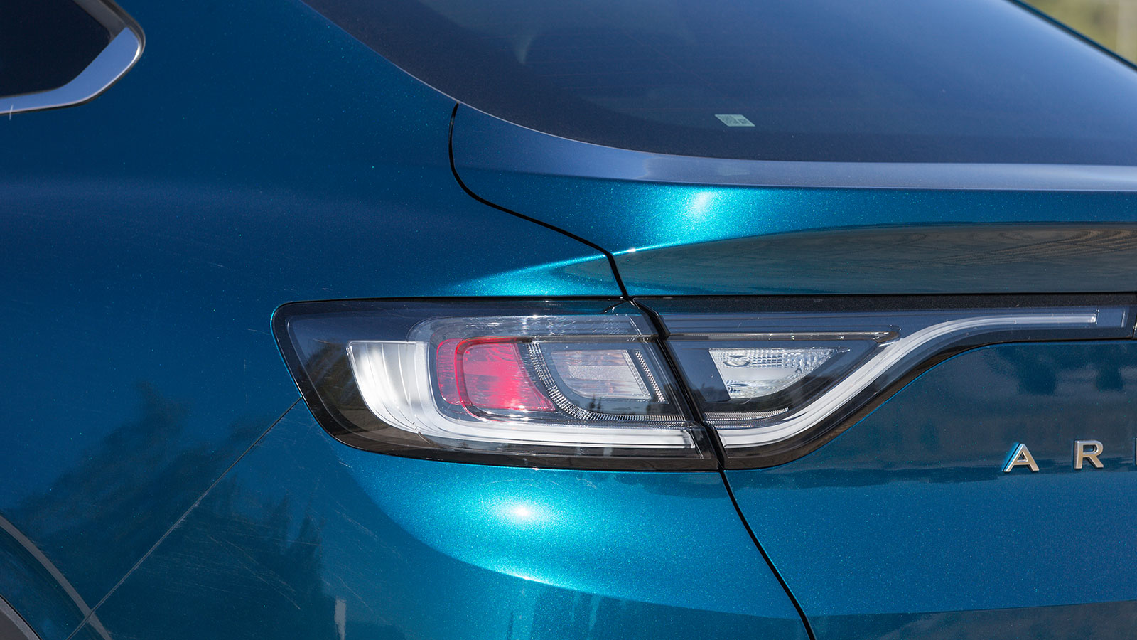 VS: Citroen C4 Hybrid 145 PS ή Renault Arkana Hybrid 140 PS