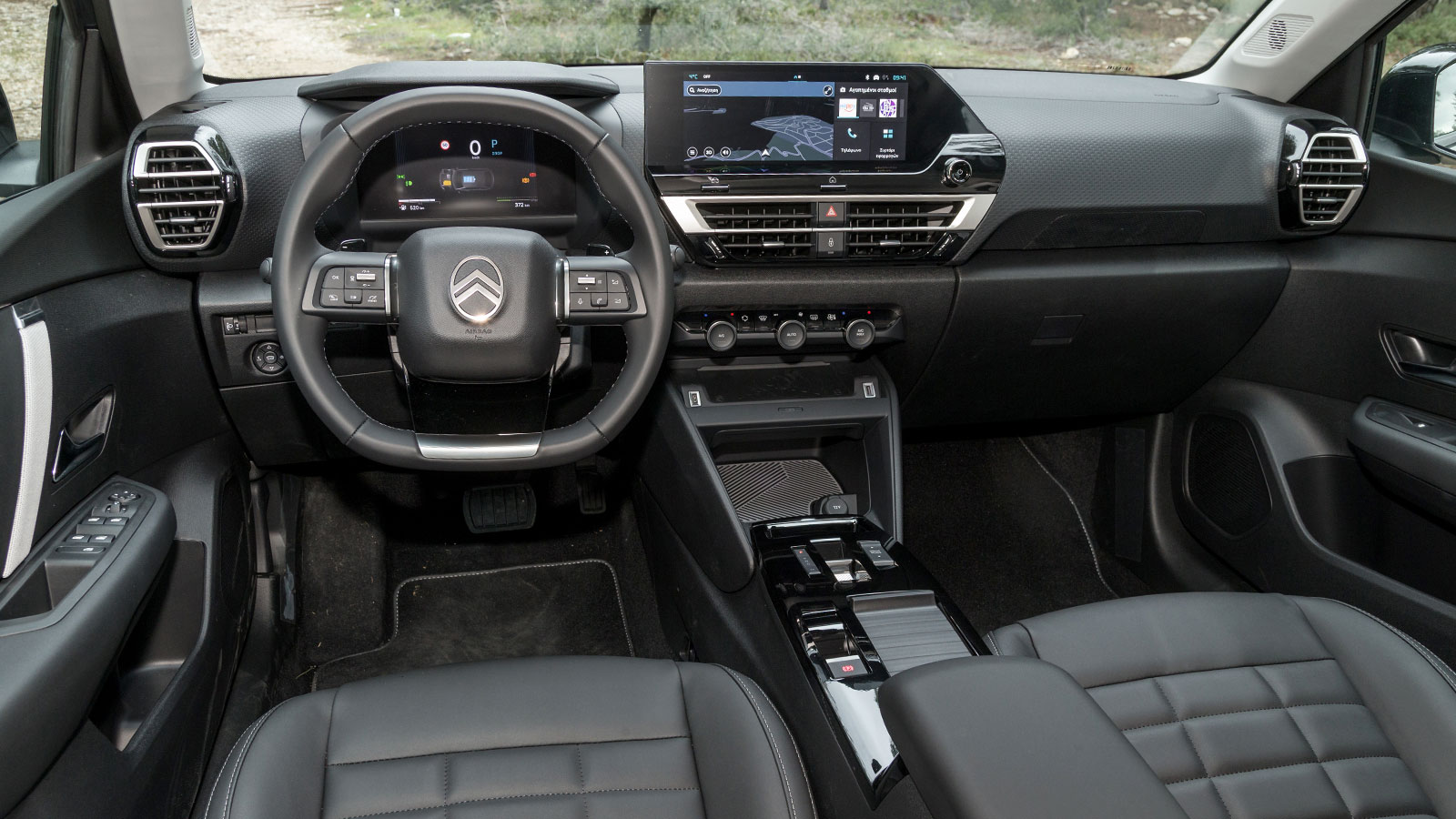 To όμορφο και καλό ποιοτικά εσωτερικό του Citroen C4 ξεχωρίζει για την πρακτικότητά του και την άνεση που προσφέρει στους επιβάτες του.