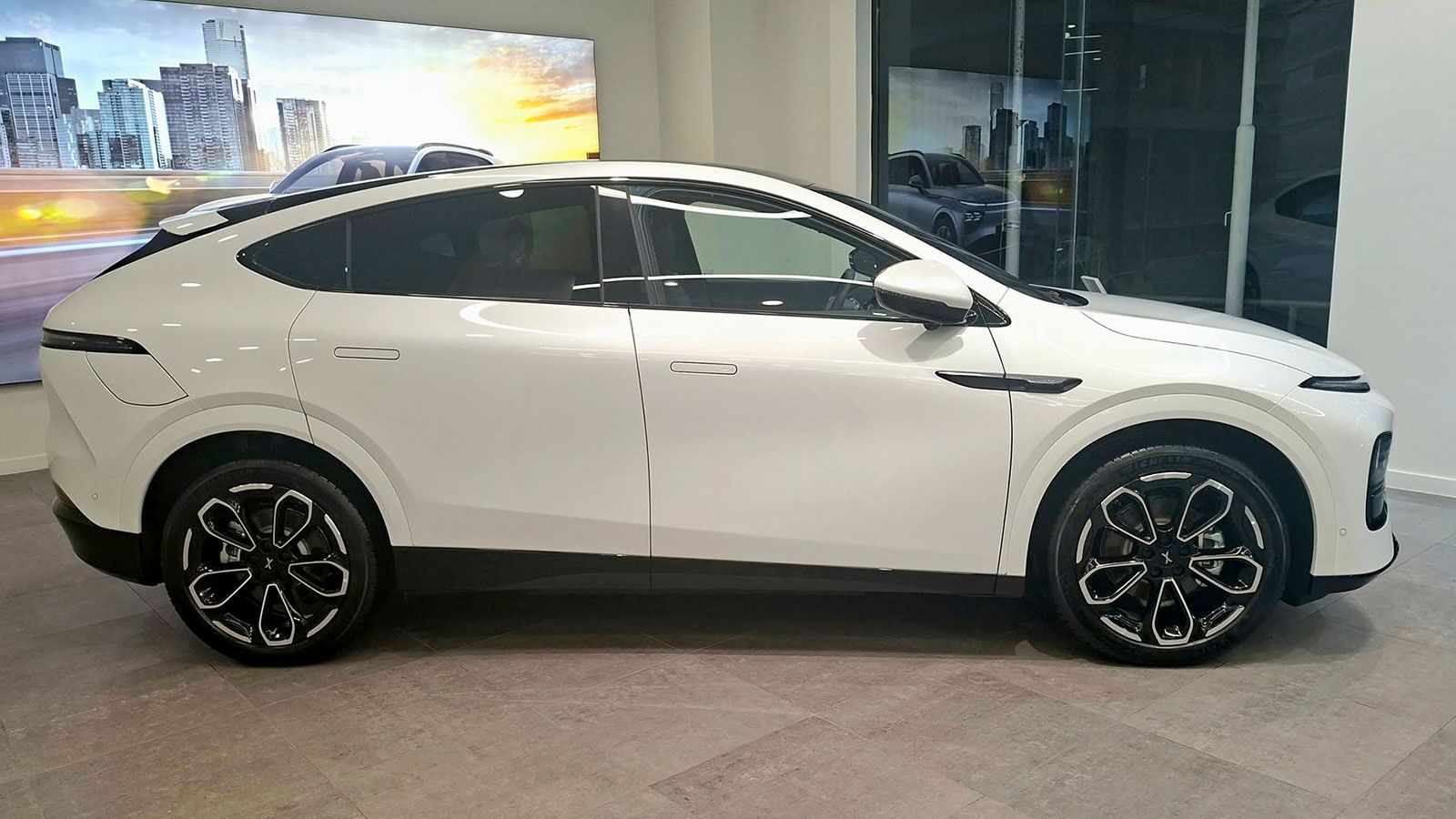 Το G6 θα είναι διαθέσιμο στη χώρα μας αρχικά στις εκδόσεις Long Range (LR) και Performance (P).