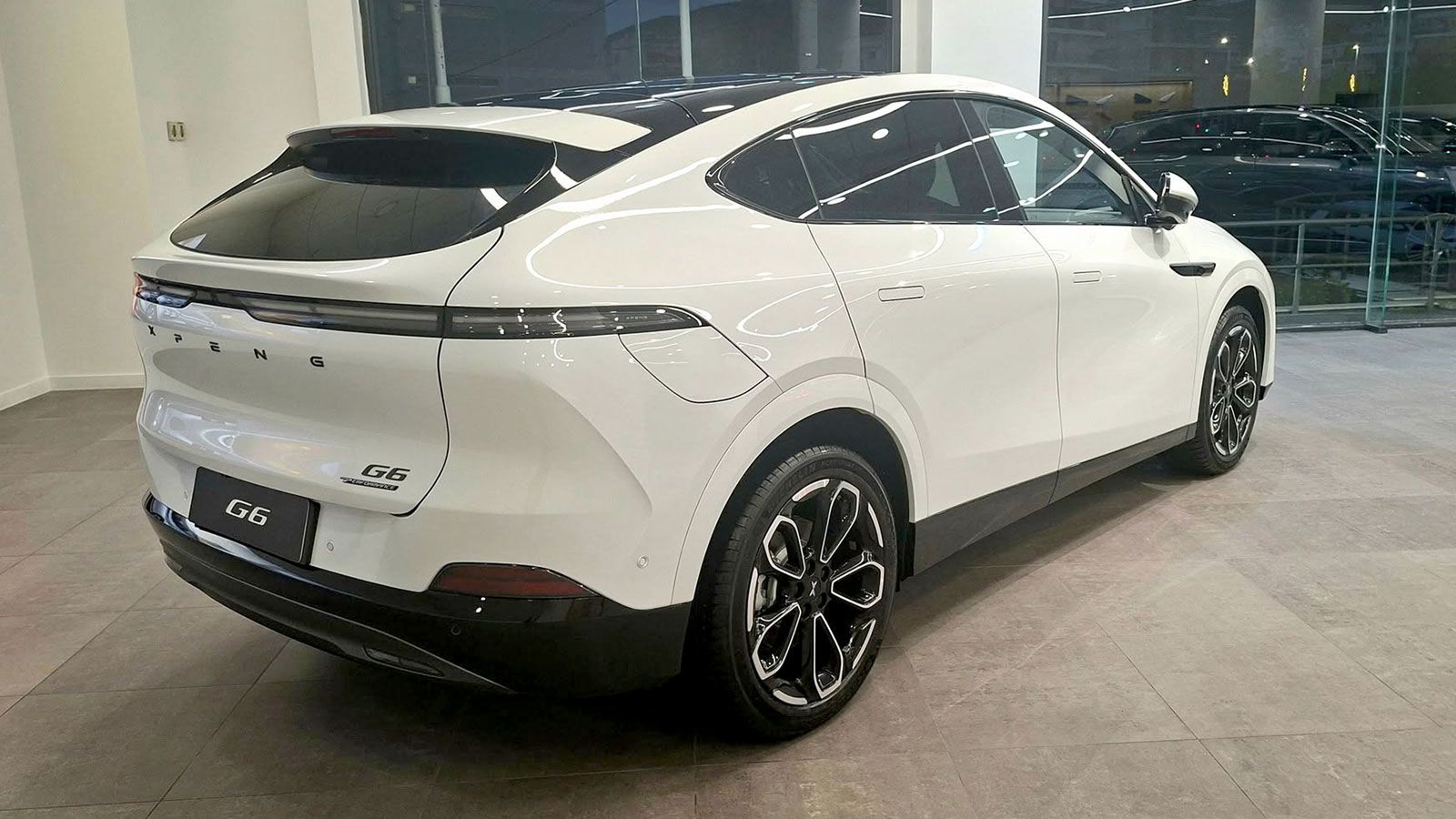 Το Xpeng G6 είναι ένα premium μεσαίο SUV (μήκος 4,76 μ.) με κουπέ ντιζάιν.