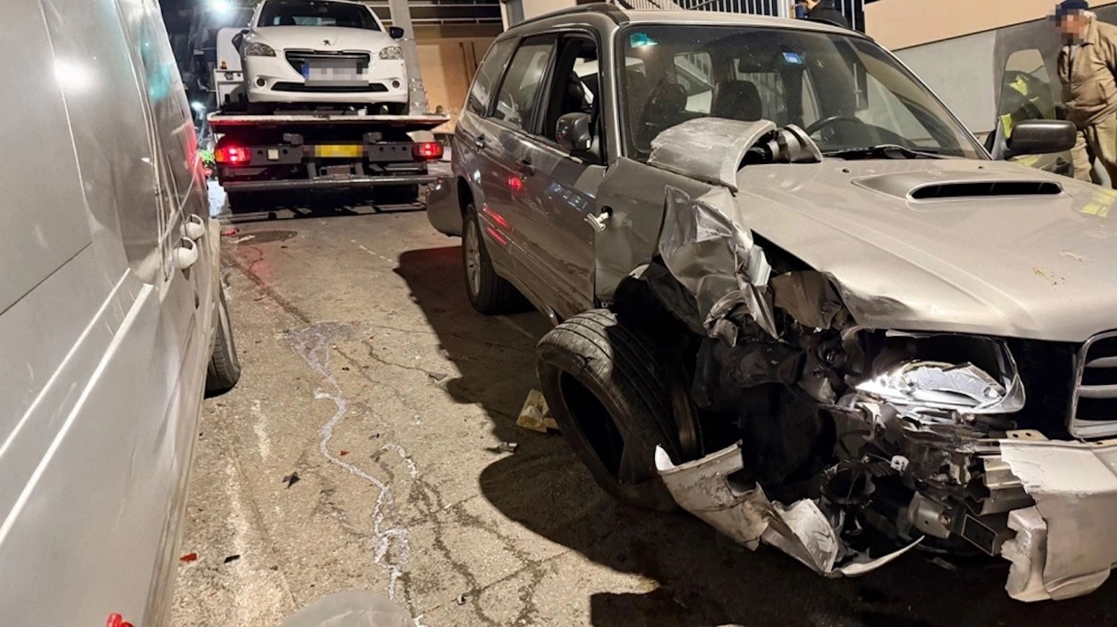 Από την πρόσκρουση, το όχημα του 84χρονου εκτράπηκε δεξιά, ανέπτυξε ταχύτητα και παρέσυρε μια 75χρονη γυναίκα και τη 32χρονη ΑμεΑ κόρη της, που διέσχι