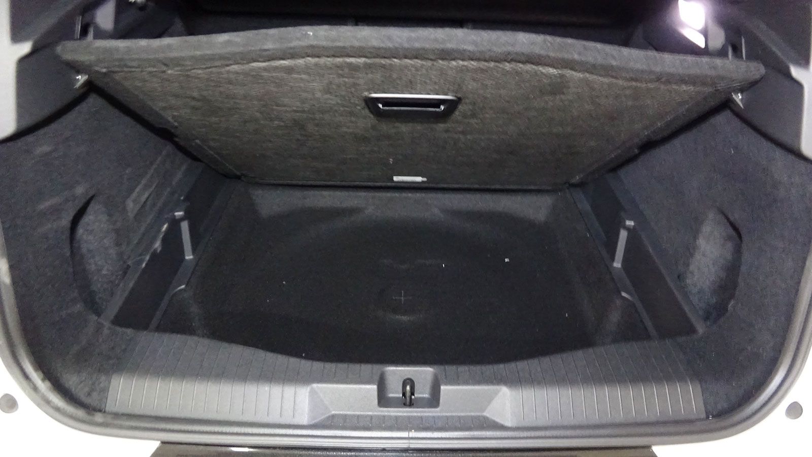 Το στάνταρ διπλό πάτωμα του χώρου αποσκευών επιτρέπει διαμόρφωση δύο επιπέδων στο πορτ-μπαγκάζ του νέου μεσαίου SUV της γαλλικής μάρκας.