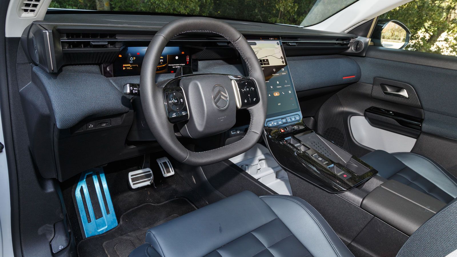 Η εισαγωγική έκδοση YOU! περιλαμβάνει τα καθίσματα - πολυθρόνες Advanced Comfort, που σε δεύτερο επίπεδο γίνονται ακόμη πιο αναπαυτικά με +5 χλστ. ενι