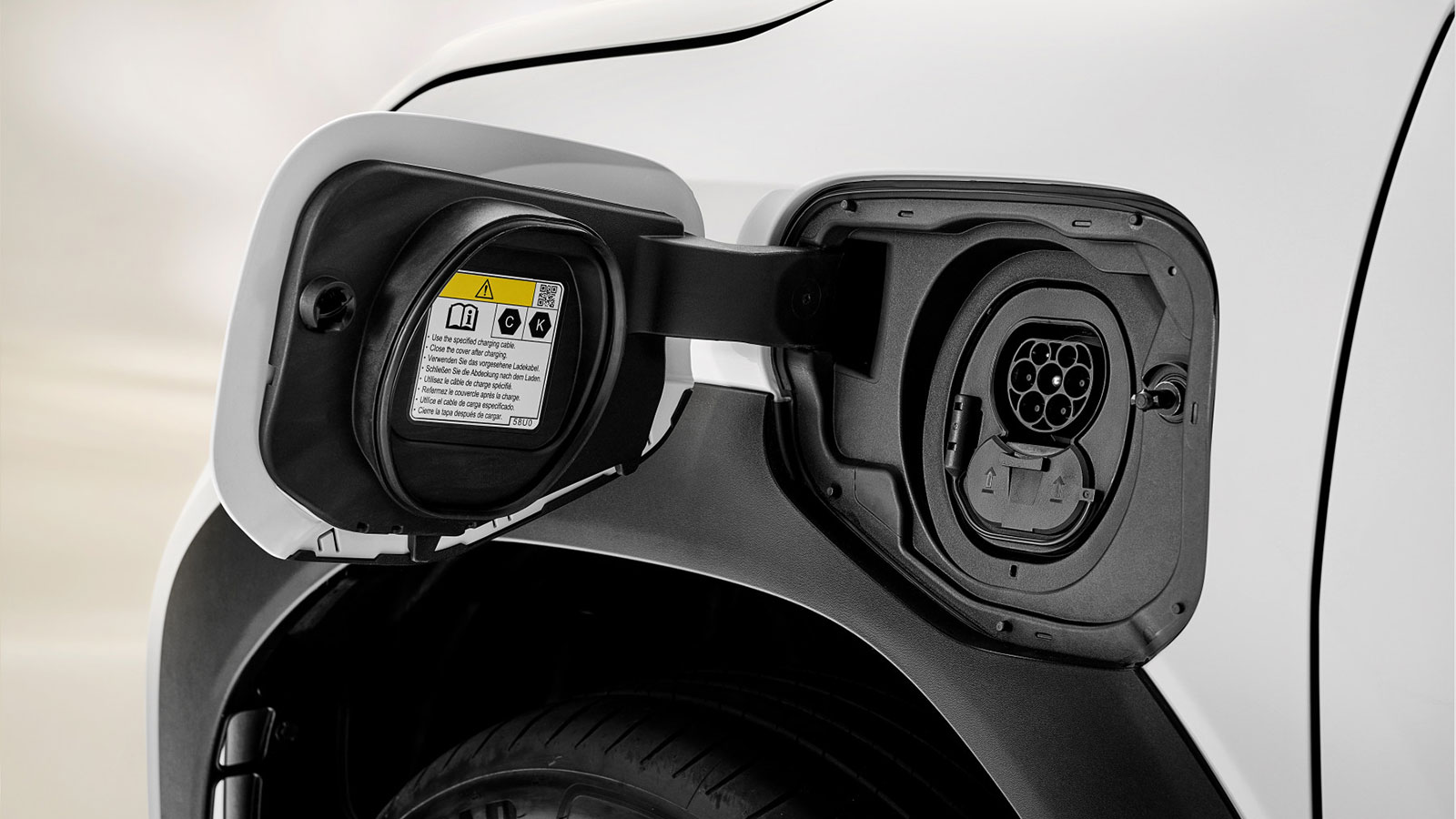 Με τη μπαταρία των 61 kWh, το Toyota Urban Cruiser προσφέρει αυτονομία έως και 400 χλμ., που είναι από τις μεγαλύτερες που μπορεί να βρει κανείς στην 