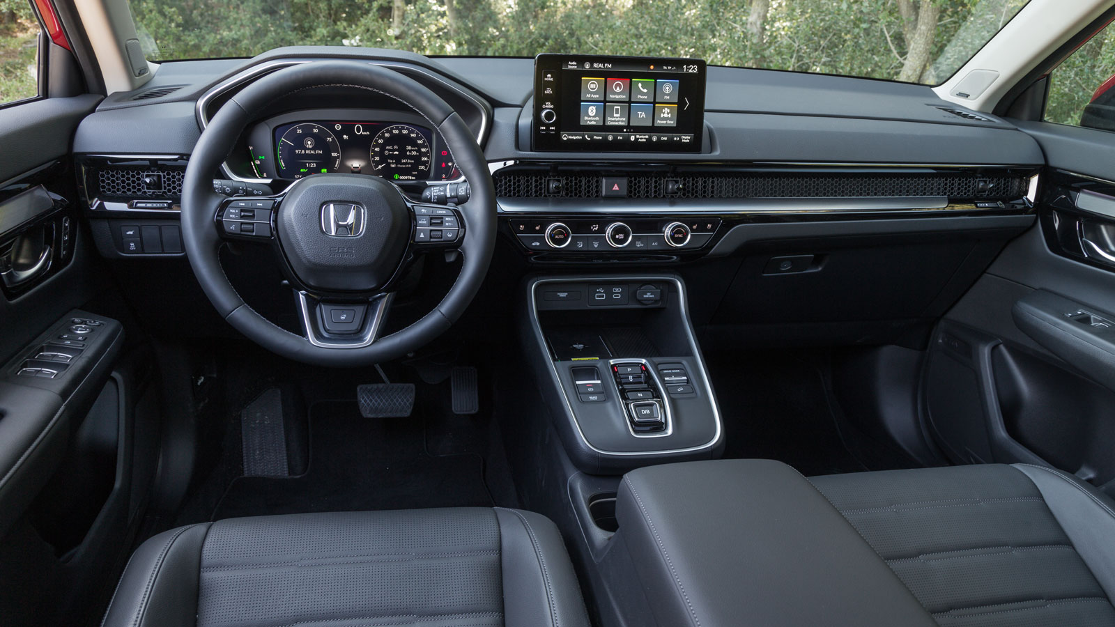 Αρκετά ποιοτικό και στιβαρό είναι το εσωτερικό του Honda CR-V, σίγουρα όμως περιμένει κανείς κάτι καλύτερο από μία 9άρα οθόνη αφής σε ένα αυτοκίνητο τ