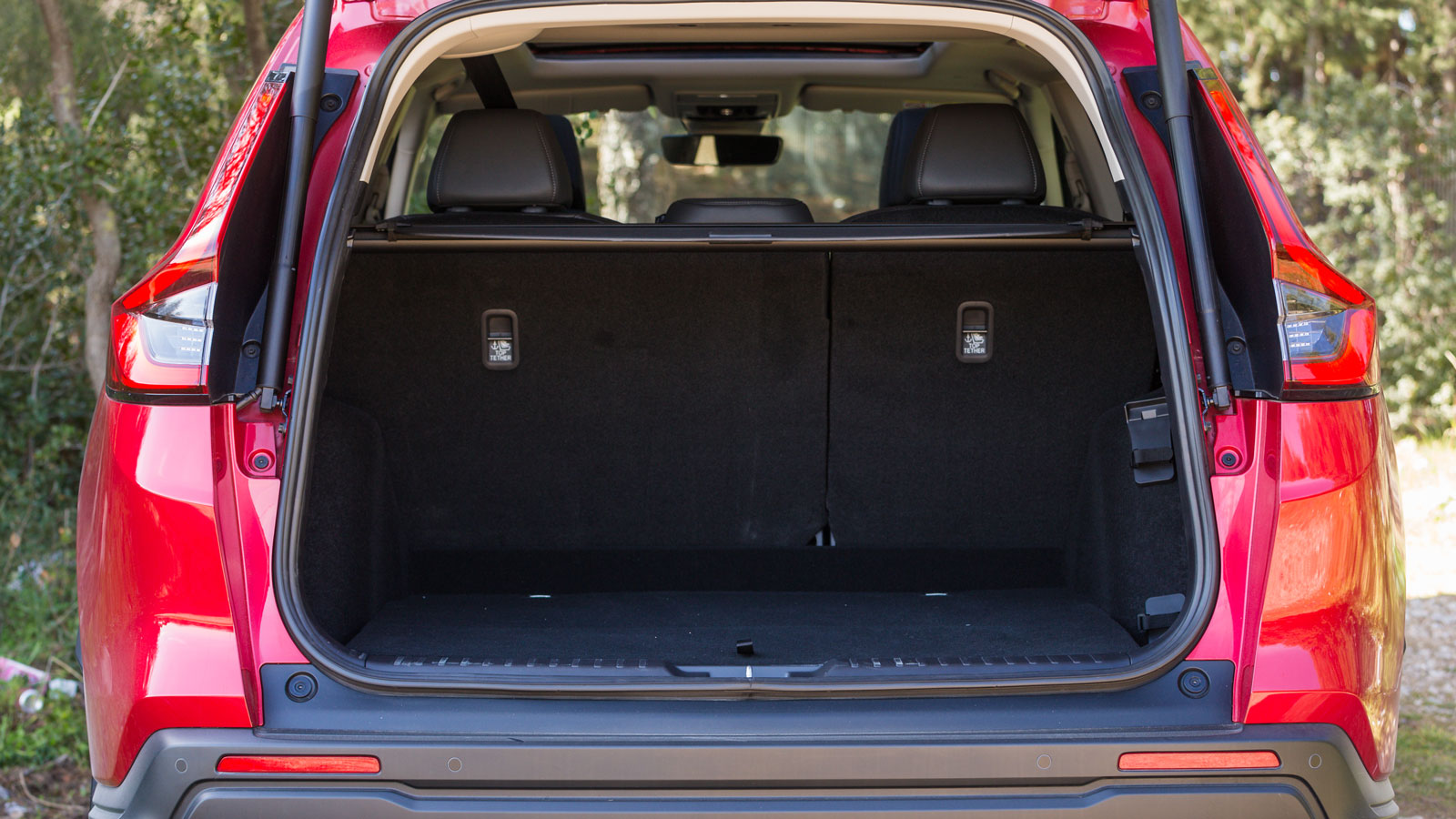 Υπεραρκετό (587 λτ.) για πολλές αποσκευές είναι το πορτ-μπαγκάζ του Honda CR-V, με την στάνταρ ανοιγόμενη πόρτα να διευκολύνει σημαντικά το βάλε-βγάλε