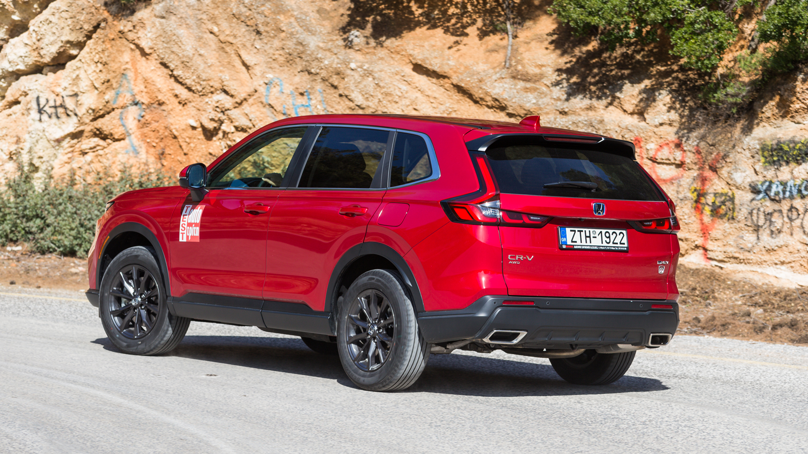 Στον επαρχιακό δρόμο και αν ο οδηγός του Honda CR-V έχει… κέφια, θα του επιτρέψει να κινηθεί με ασφάλεια σε στροφοδιαδρομή χωρίς περιττές κλίσει