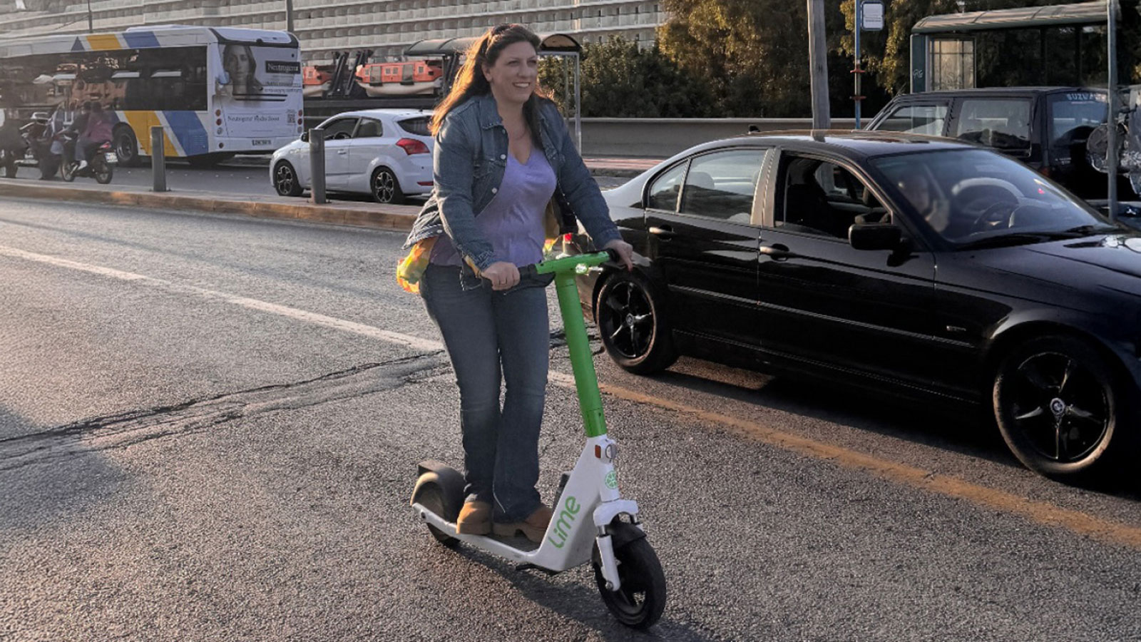 Ζωή Κωνσταντοπούλου: Με ηλεκτρικό πατίνι στον Πειραιά, αλλά χωρίς κράνος