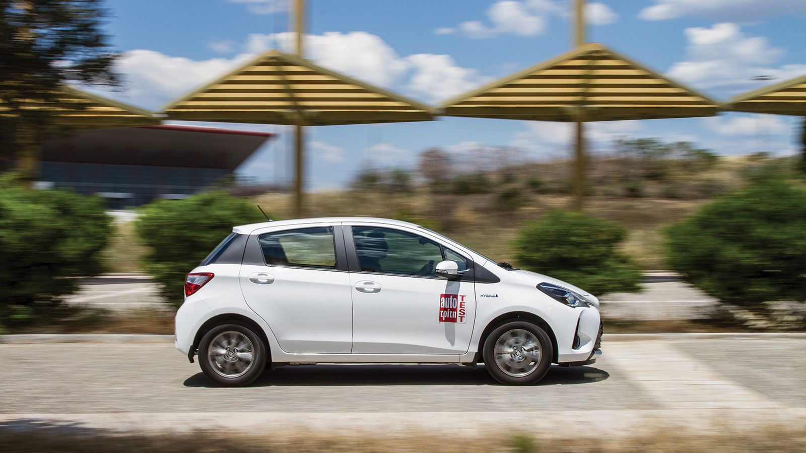 Το Toyota Yaris HSD εν κινήσει, από το πλάι