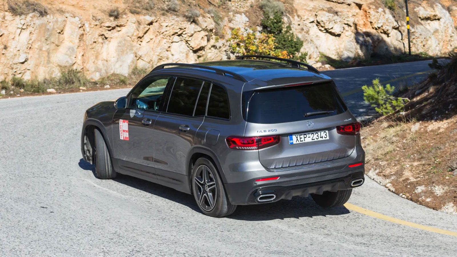 Η Mercedes GLB σε στροφή, από την πίσω αριστερή πλευρά