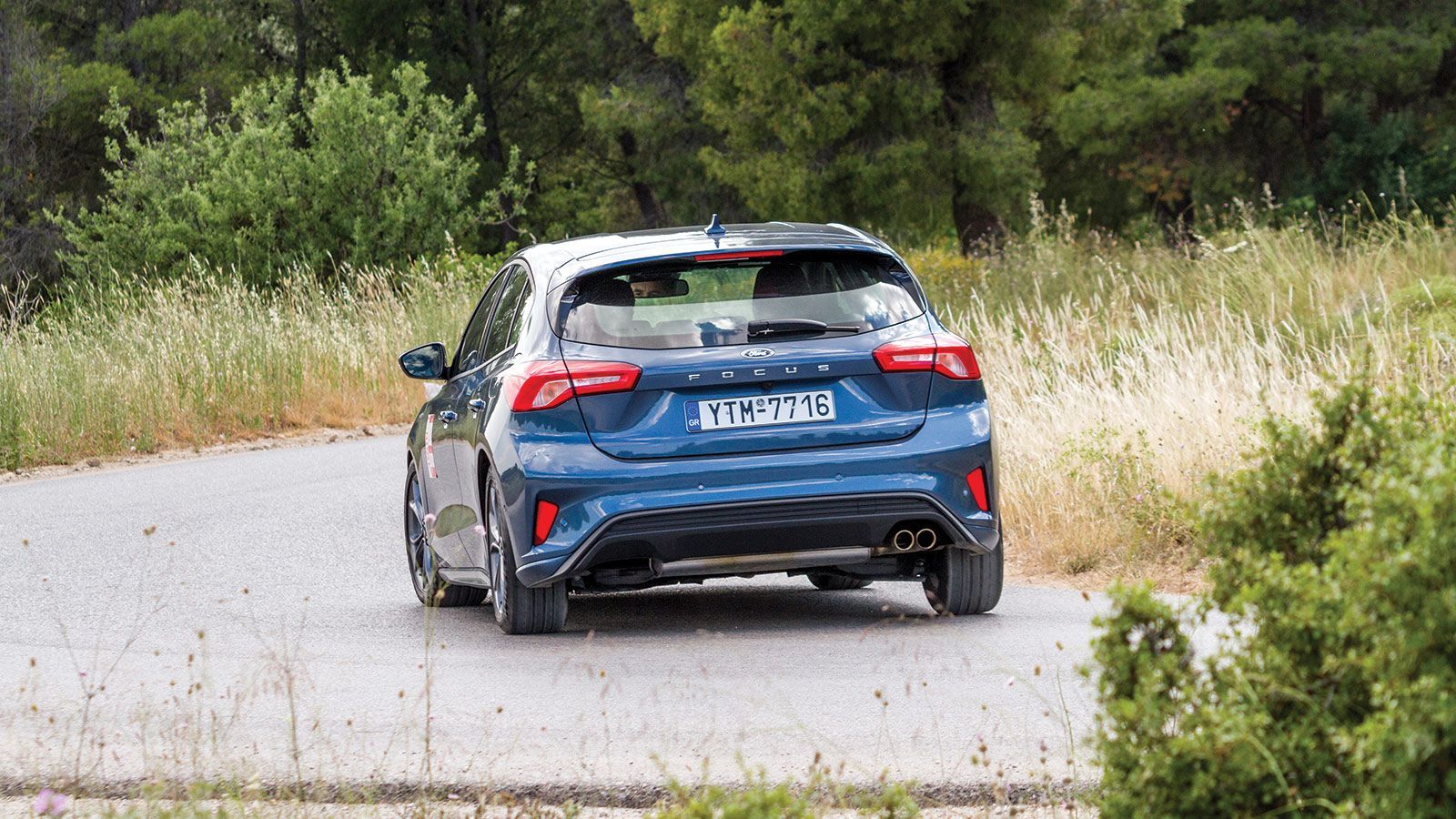 Το Ford Focus από πίσω, σε στροφή