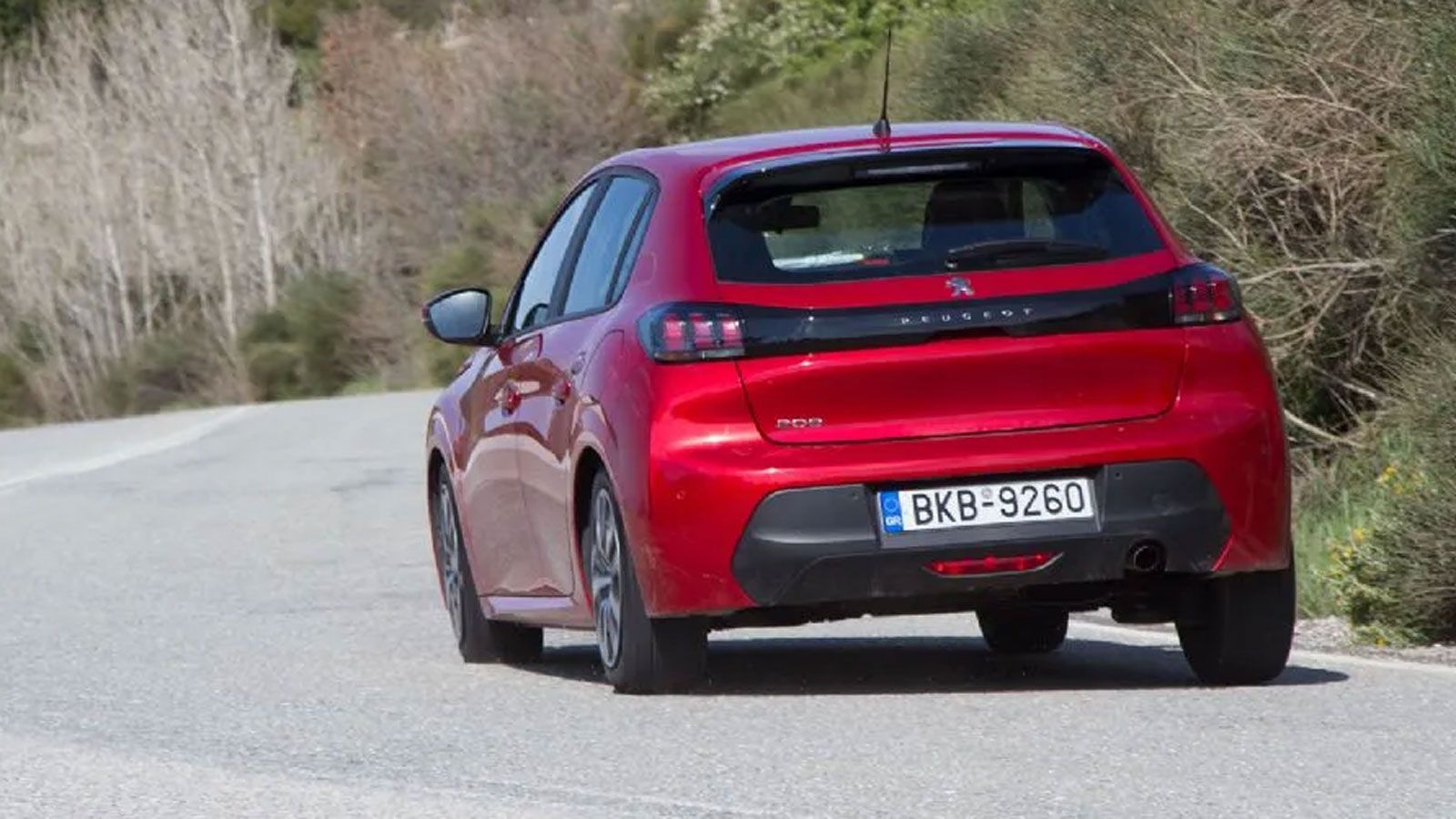 Το Peugeot 208 από πίσω, σε στροφή