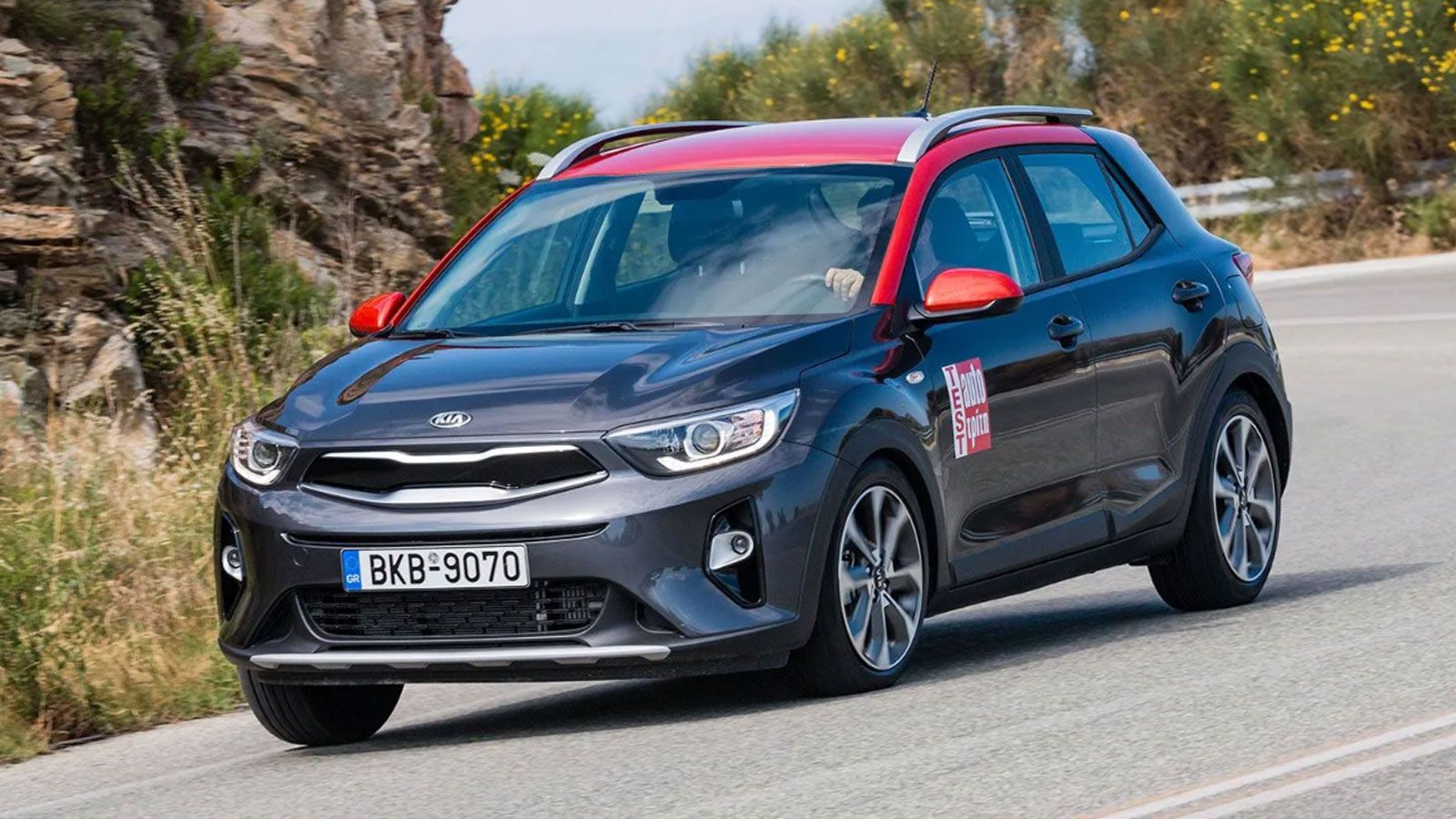 Το Kia Stonic σε στροφή, από την εμπρός αριστερή γωνία