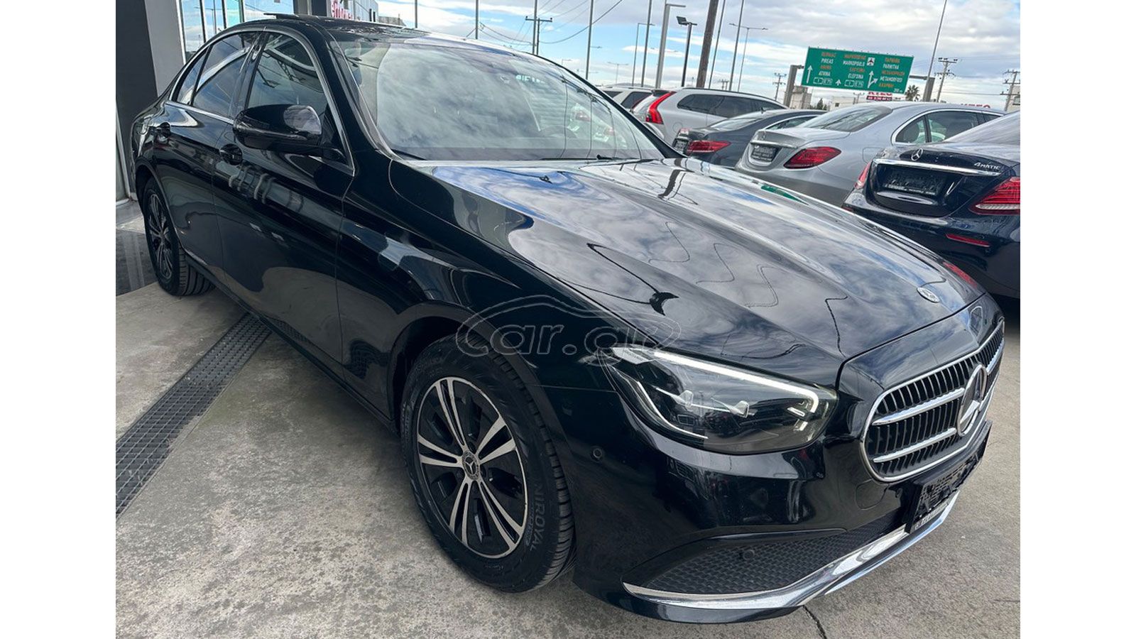 Η Mercedes E 220 d από την εμπρός δεξιά πλευρά
